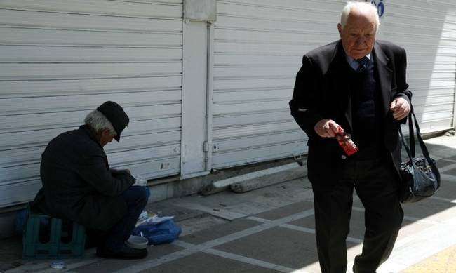 Σε απόγνωση το ελληνικό νοικοκυριό, με σπίτι, αυτοκίνητο αλλά χωρίς λεφτά!